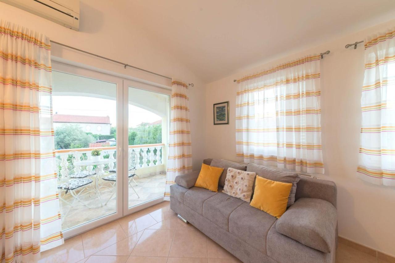 Apartmani Lenka Ugljan Exterior photo