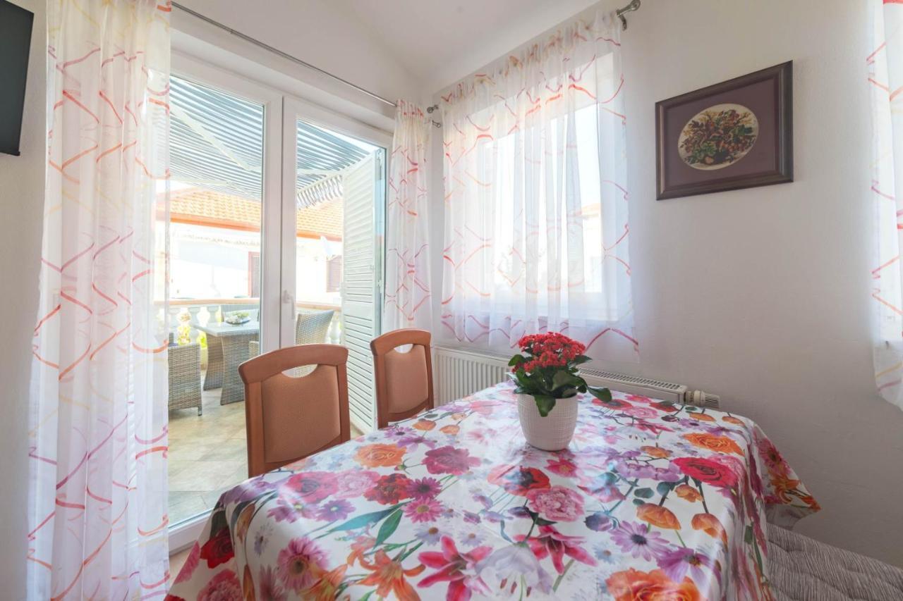 Apartmani Lenka Ugljan Exterior photo