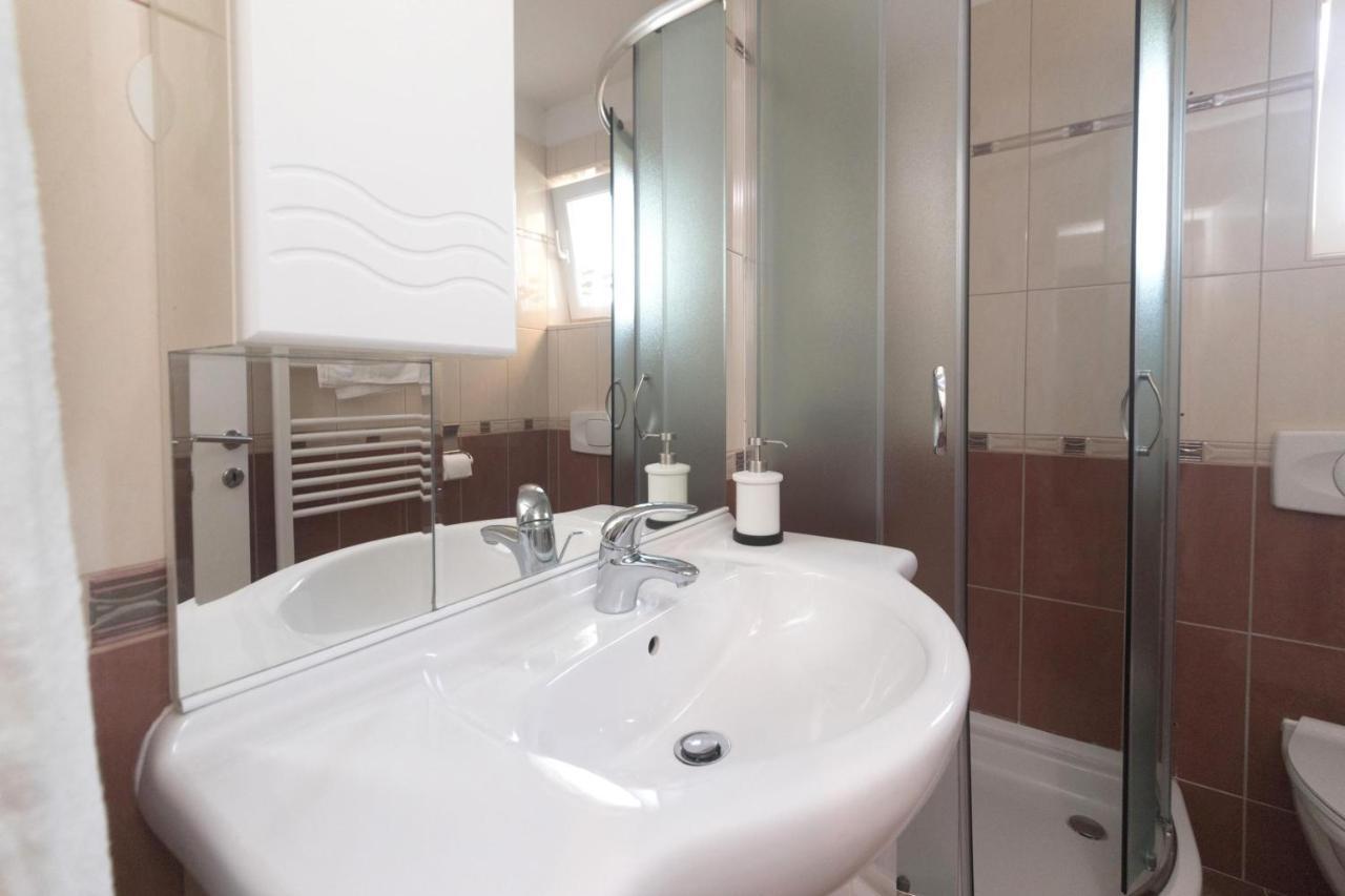 Apartmani Lenka Ugljan Exterior photo