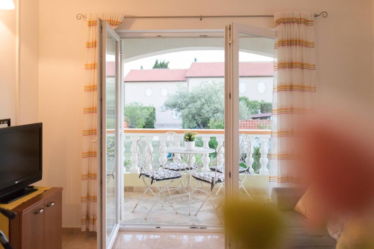 Apartmani Lenka Ugljan Exterior photo